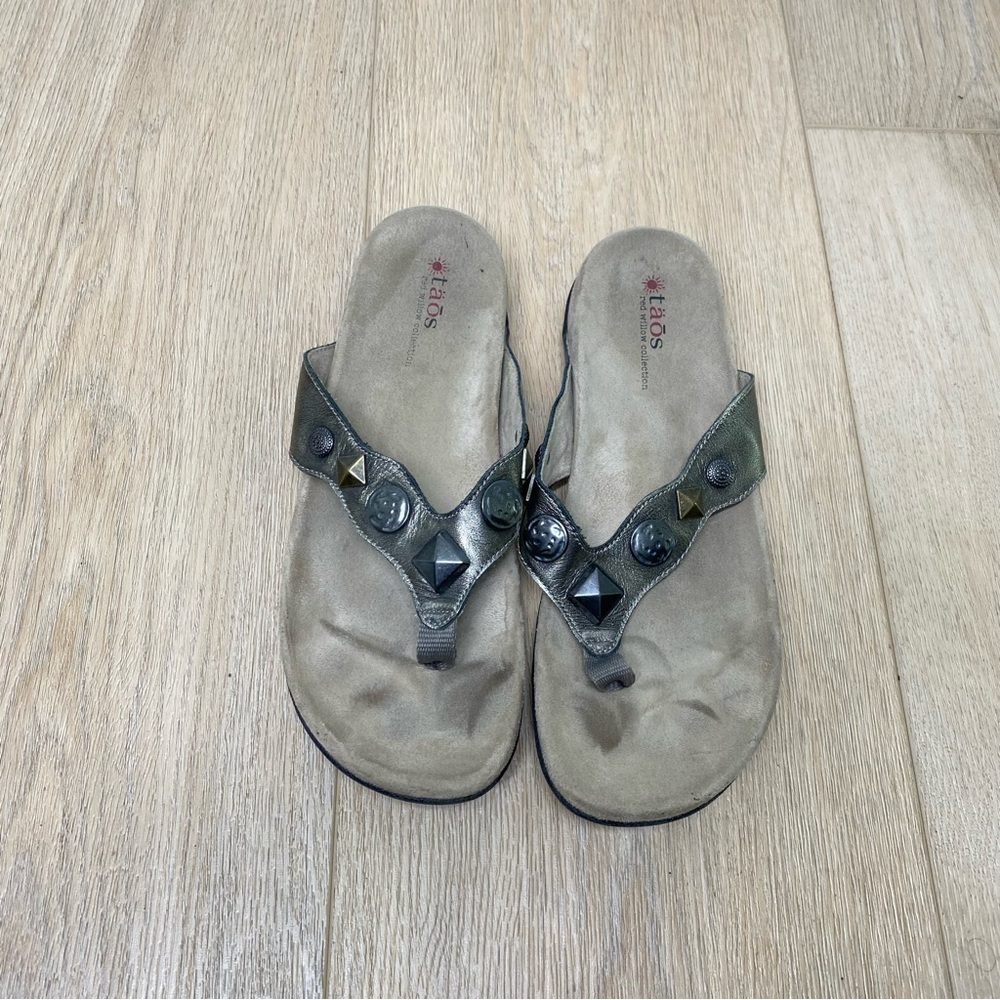 TAOS Red Willow Collection Sandals Size 9 Silver